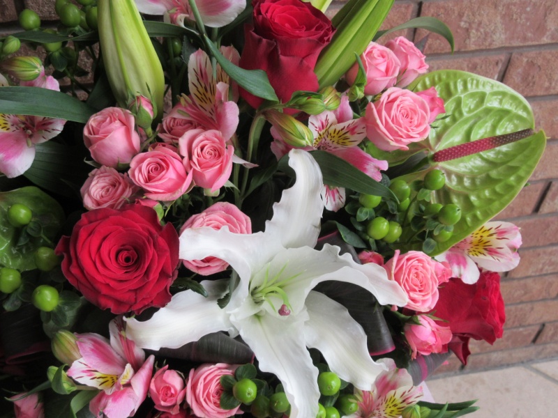 白ユリと赤バラのゴージャスなアレンジメント｜お花屋さん「フラワーショップなかにし」のお花