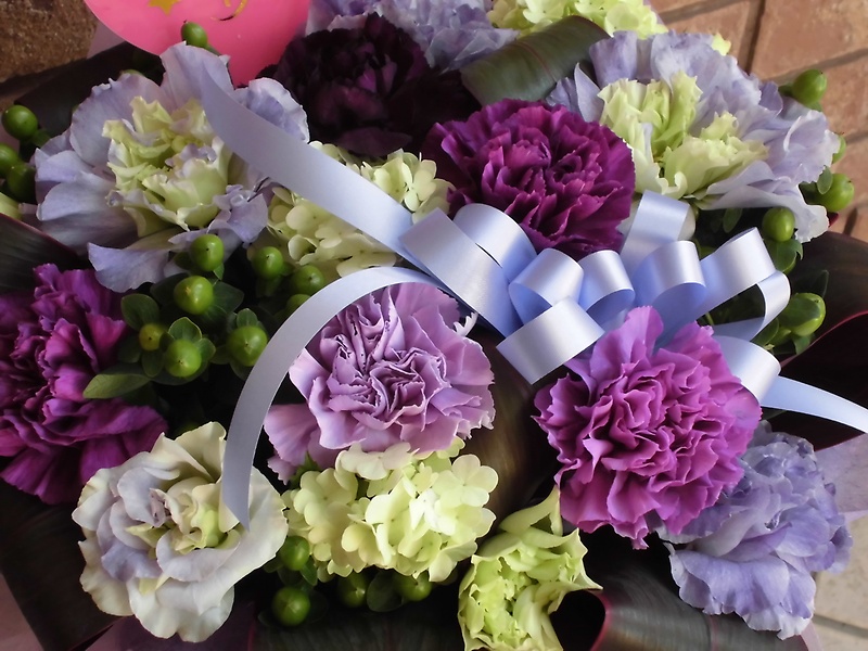 シックな紫のムーンダスト母の日アレンジ｜お花屋さん「フラワーショップなかにし」の母の日のお花