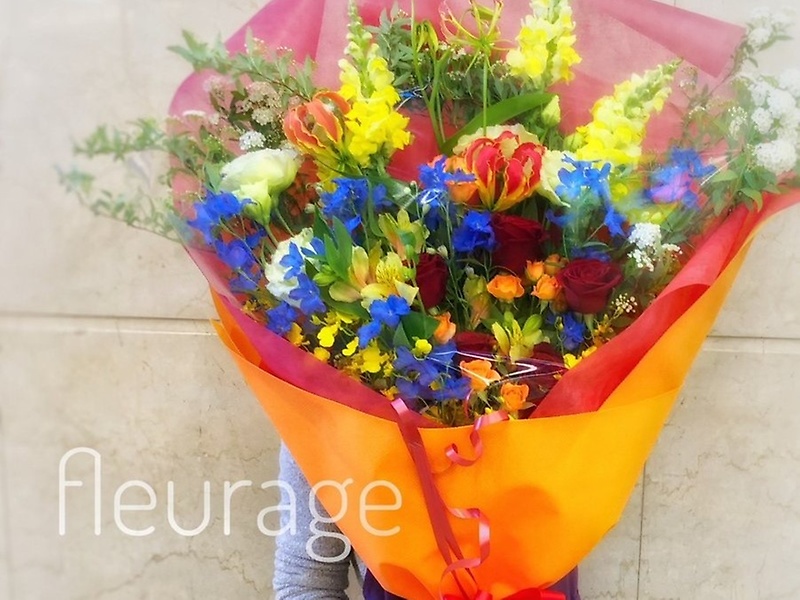 華やかな見栄えのする花束 カラフル フルラージュ イーフローラ フラワーギフトや花の宅配 送料無料も多数