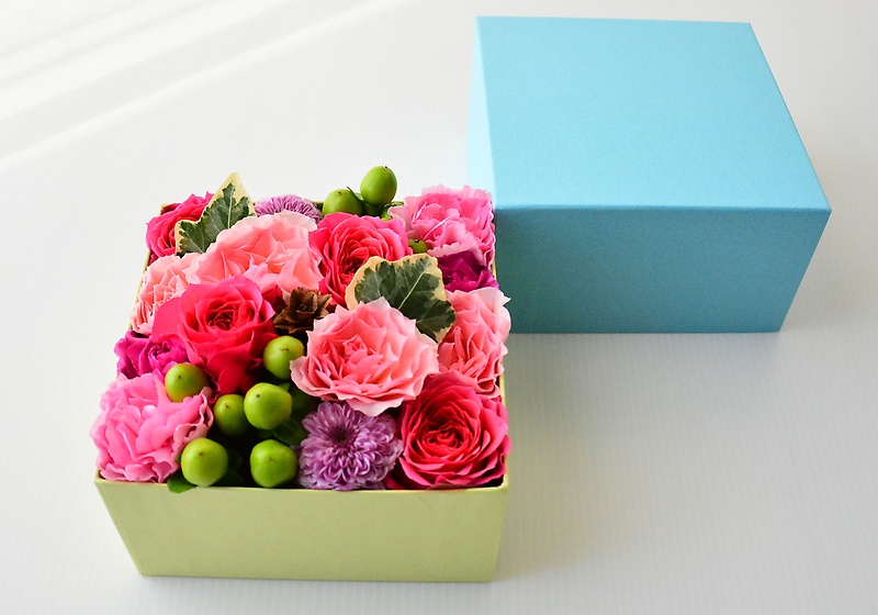 母の日！水色BOXアレンジメント【ピンク】｜お花屋さん「ＫＡＭＯＥ／花萌」の母の日のお花