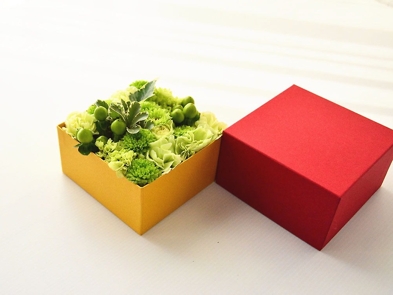 母の日！赤色BOXアレンジメント【グリーン】｜お花屋さん「ＫＡＭＯＥ／花萌」の母の日のお花