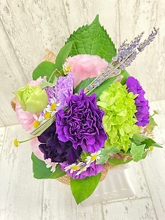 紫のカーネーションの花束