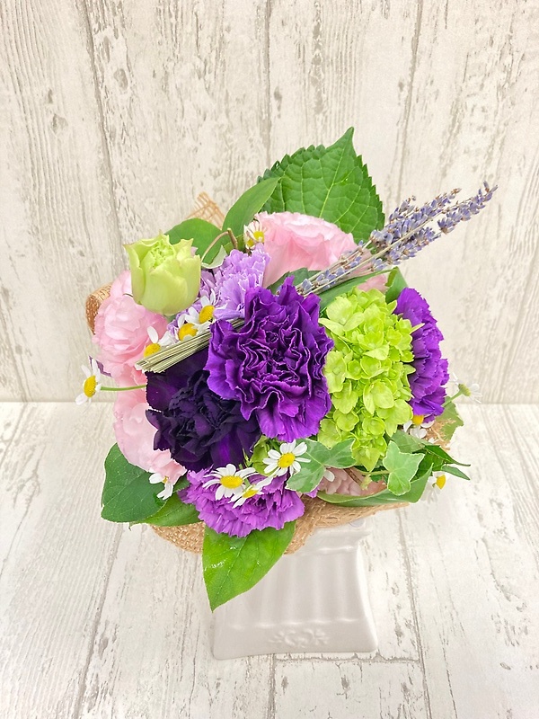 紫のカーネーションの花束｜お花屋さん「小畑百花園」の母の日のお花