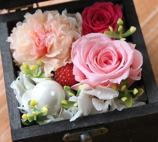 ミニカーネがとっても可愛いBOXプリザ＊｜お花屋さん「有限会社かとう花店」の母の日のお花