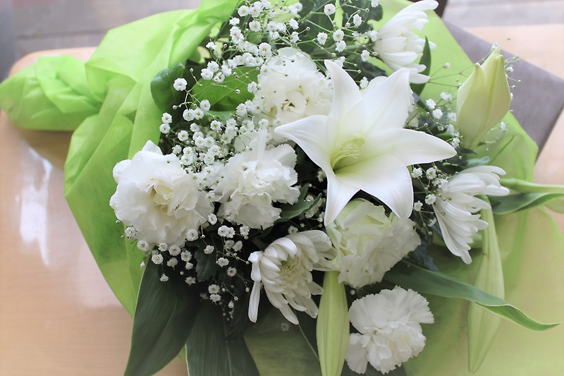 初七日に。。清楚な、ホワイトカラーのお悔み花束＊｜お花屋さん「有限会社かとう花店」の母の日のお花
