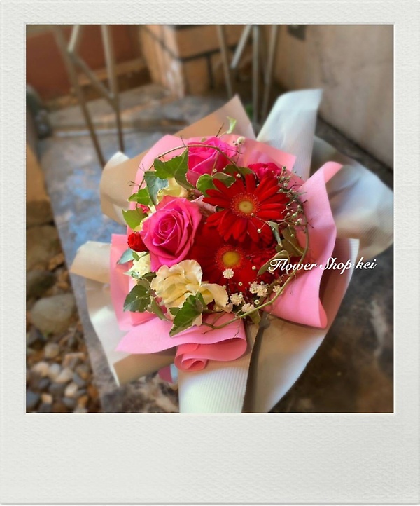 コンパクト花束（赤・ピンク系）｜お花屋さん「（有）フラワーショップ慶」のお花