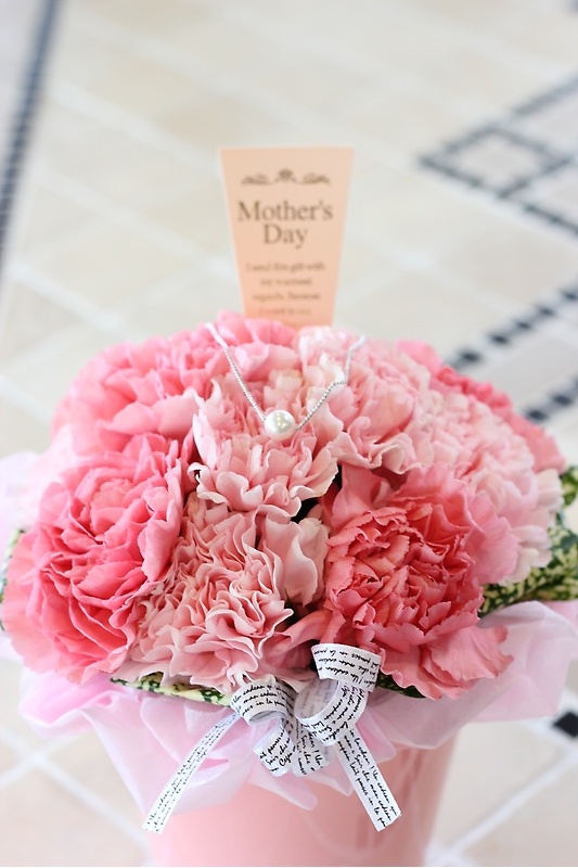 ピンクのアレンジメントと真珠のネックレスセット｜お花屋さん「ときわガーランド（本店）」の母の日のお花