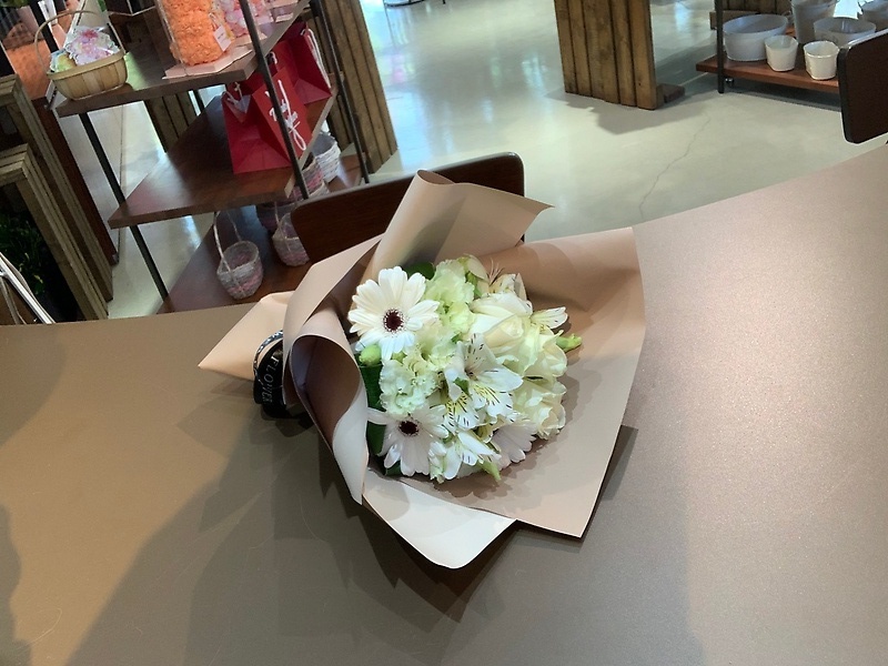 清楚なホワイトブーケ フラワーパーク 福岡東店 イーフローラ フラワーギフトや花の宅配 送料無料も多数
