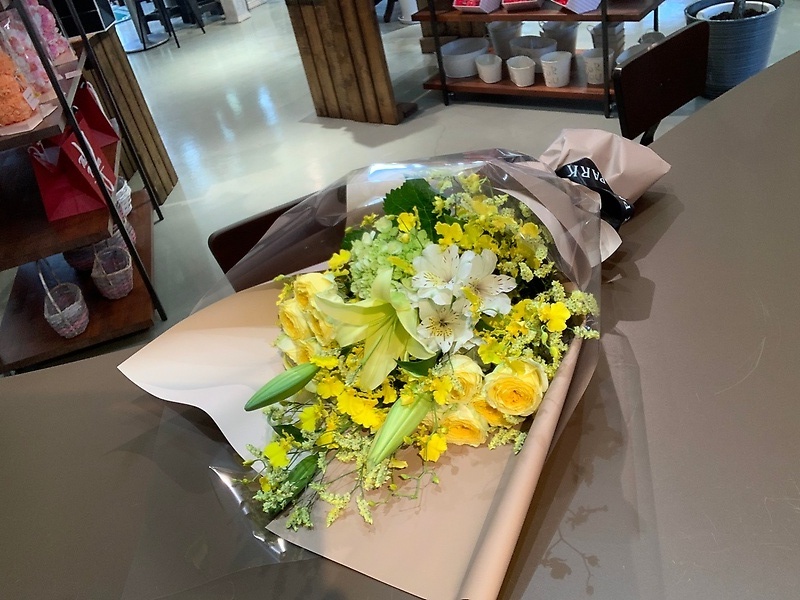 黄色いお花でシンプルに 爽やかな花束 フラワーパーク 福岡東店 イーフローラ フラワーギフトや花の宅配 送料無料も多数