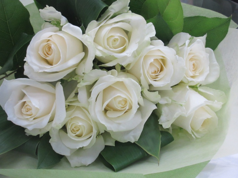 ピュア 白バラのブーケ B50 風花福岡本店 イーフローラ フラワーギフトや花の宅配 送料無料も多数