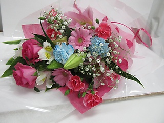 ピンクのバラの花束、ブルーを添えて/B50