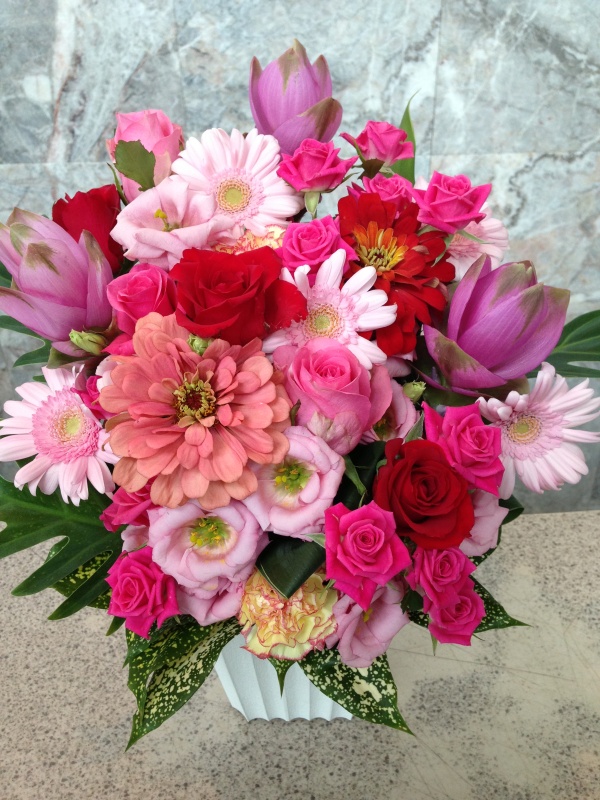 ピンク・赤バラのグラデーションアレンジメント｜お花屋さん「フレーバーハウス 長住店」の母の日のお花
