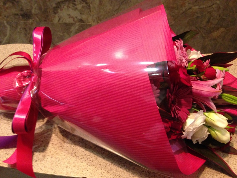 ピンクユリ・バラのストレート花束｜お花屋さん「フレーバーハウス 長住店」のお花
