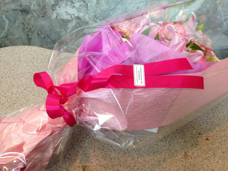 ピンクユリのお祝い花束（ストレートタイプ）｜お花屋さん「フレーバーハウス 長住店」のお花