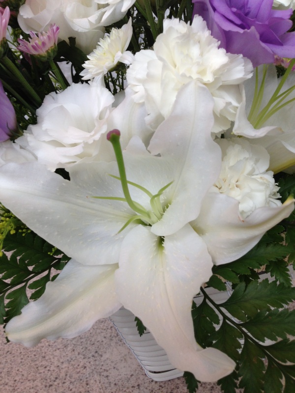 紫・ホワイト・ユリのお悔やみアレンジメント｜お花屋さん「フレーバーハウス 長住店」のお花