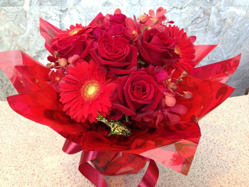赤バラのグラデーションラッピングアレンジメント｜お花屋さん「フレーバーハウス 長住店」の母の日のお花