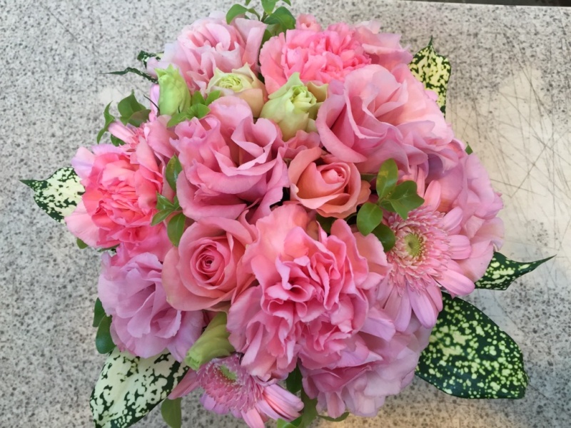 優しいピンク・グリーンのラウンドアレンジメント｜お花屋さん「フレーバーハウス 長住店」のお花