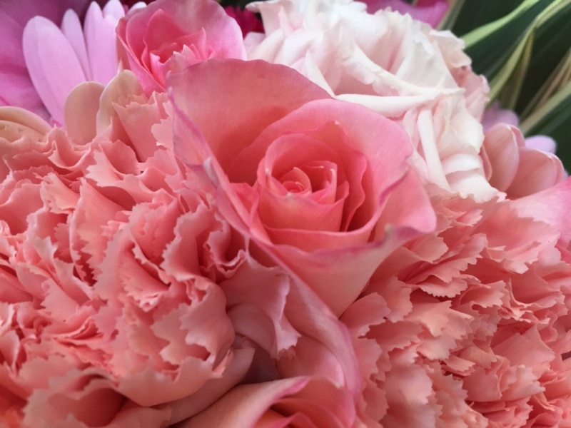 鮮やかピンクのラウンド花束（ブーケタイプ）｜お花屋さん「フレーバーハウス 長住店」のお花