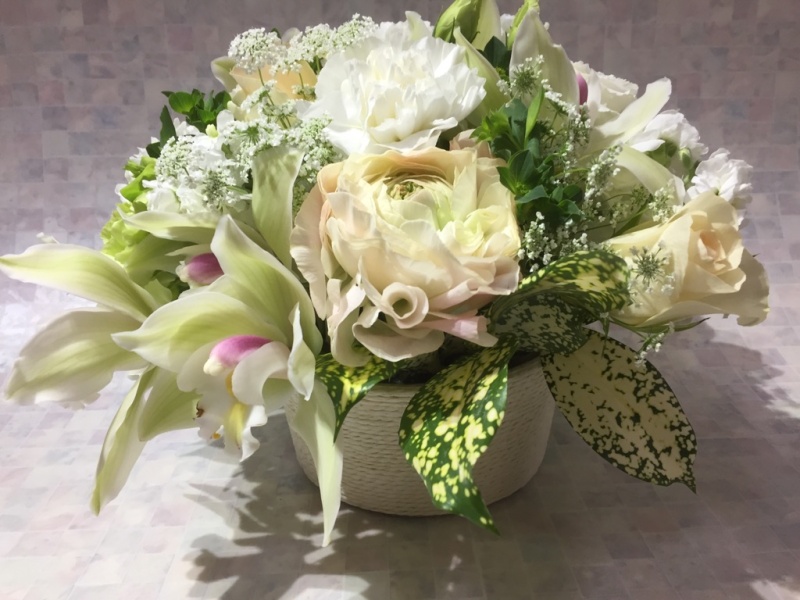 蘭を使ったナチュラルカラーアレンジメント｜お花屋さん「フレーバーハウス 長住店」の母の日のお花