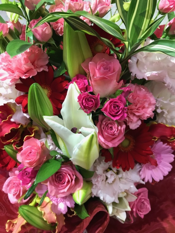 レッドバラ・ピンクユリのギフトアレンジメント｜お花屋さん「フレーバーハウス 長住店」のお花