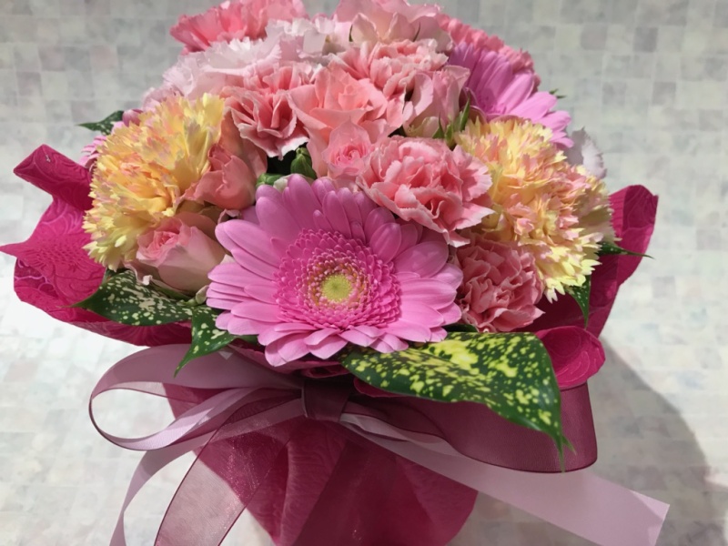 優しいピンクのナチュラルアレンジメント｜お花屋さん「フレーバーハウス 長住店」の母の日のお花