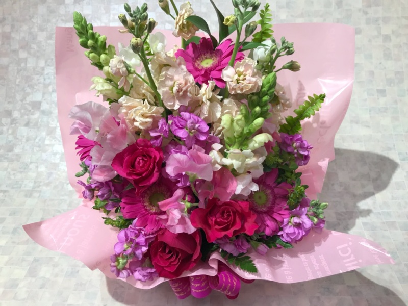 バラのピンクギフトアレンジメント｜お花屋さん「フレーバーハウス 長住店」の母の日のお花