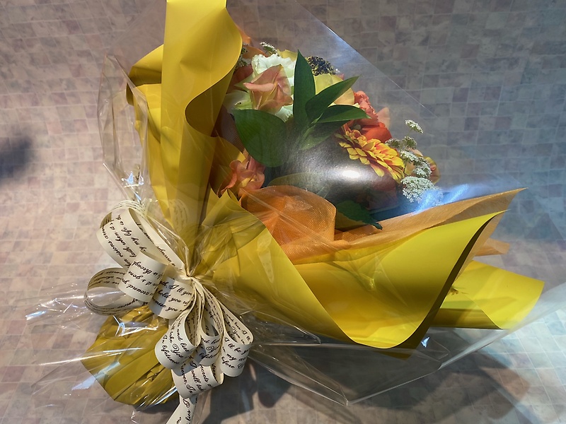 元気の出るビタミンカラーの花束 ブーケタイプ フレーバーハウス 長住店 イーフローラ フラワーギフトや花の宅配 送料無料も多数