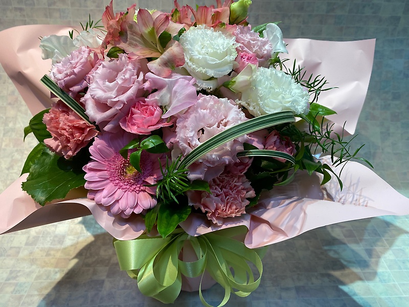 ピンクバラ・トルコキキョウのギフトアレンジメント｜お花屋さん「フレーバーハウス 長住店」のお花
