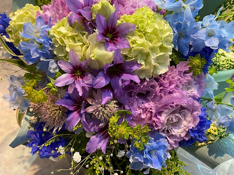 ブルー・パープルのグラデーション花束｜お花屋さん「フレーバーハウス 長住店」の母の日のお花