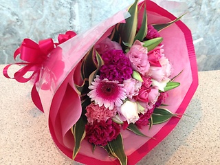 ピンクグラデーションカラーの花束