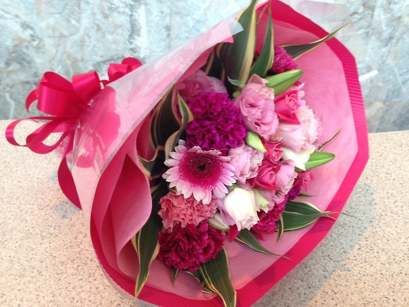 ピンクグラデーションカラーの花束｜お花屋さん「フレーバーハウス 長住店」のお花