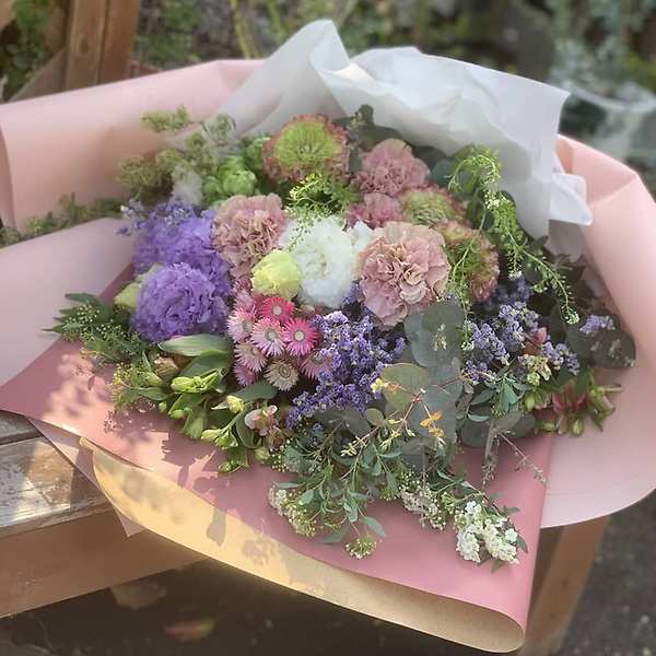 季節の花のブーケ ニュアンスカラー ぺんぎんやパート２ イーフローラ フラワーギフトや花の宅配 送料無料も多数