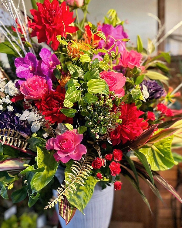 季節の花のフラワースタンド～Showy～｜お花屋さん「ぺんぎんやパート２」のお花