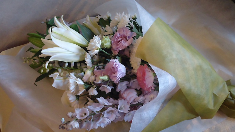 ユリ入り御供花束｜お花屋さん「Ｆｌｏｒｉｓｔａ グラスルート」の母の日のお花