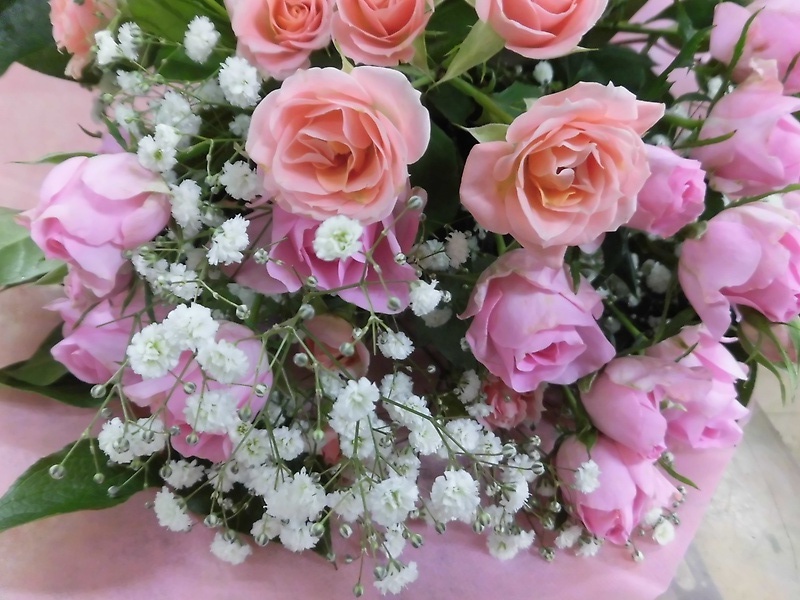 ２種類のピンクバラ花束 フローリスト花香 新都心店 イーフローラ フラワーギフトや花の宅配 送料無料も多数