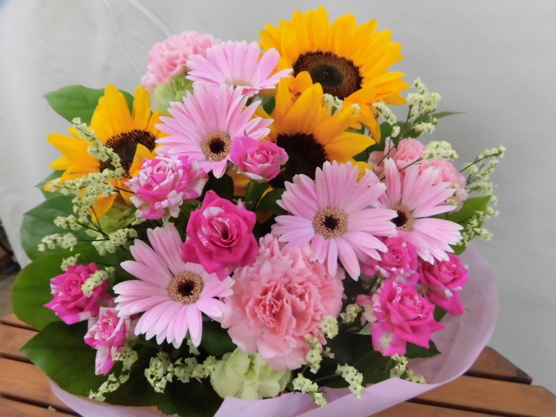 ラブリー ヒマワリ 母の日のお花は フローリスト花香 浦添店 イーフローラ 母の日の花のプレゼント 送料無料も多数