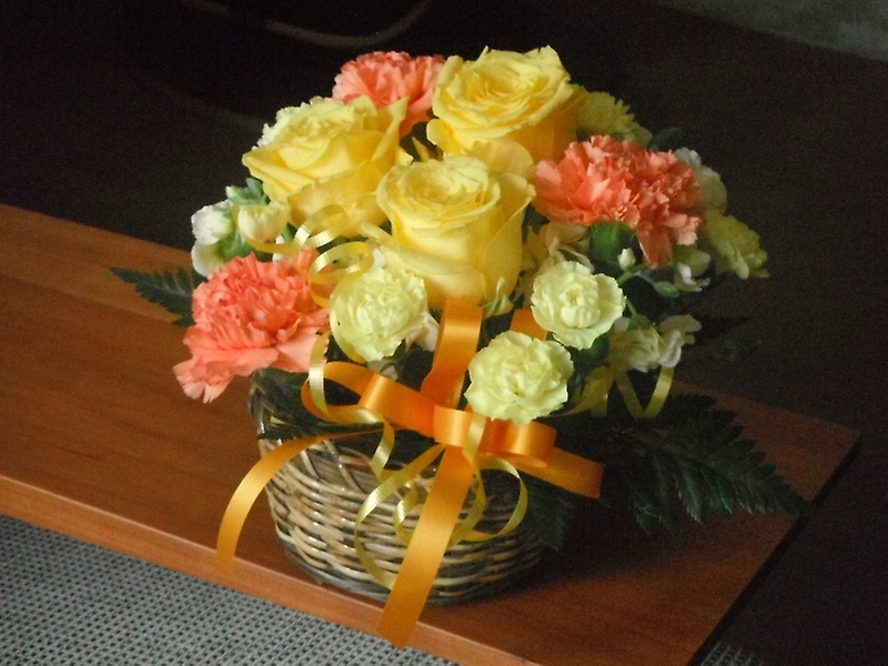 【黄色いバラとオレンジカーネーションのアレンジ】｜お花屋さん「Ｆｌｏｗｅｒ ｓｈｏｐ ラパン」のお花