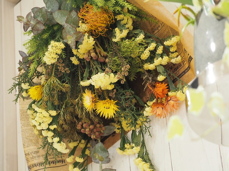 ドライフラワー好き ドライになる花で束ねた花束 ｆｌｏｗｅｒ ｓｈｏｐ ラパン イーフローラ フラワーギフトや花の宅配 送料無料も多数