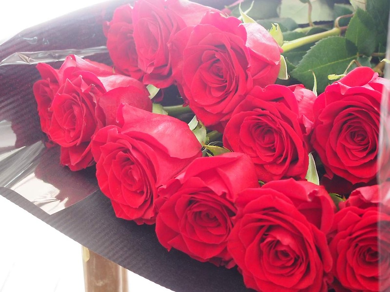 【12本の赤バラの花束】｜お花屋さん「Ｆｌｏｗｅｒ ｓｈｏｐ ラパン」のお花