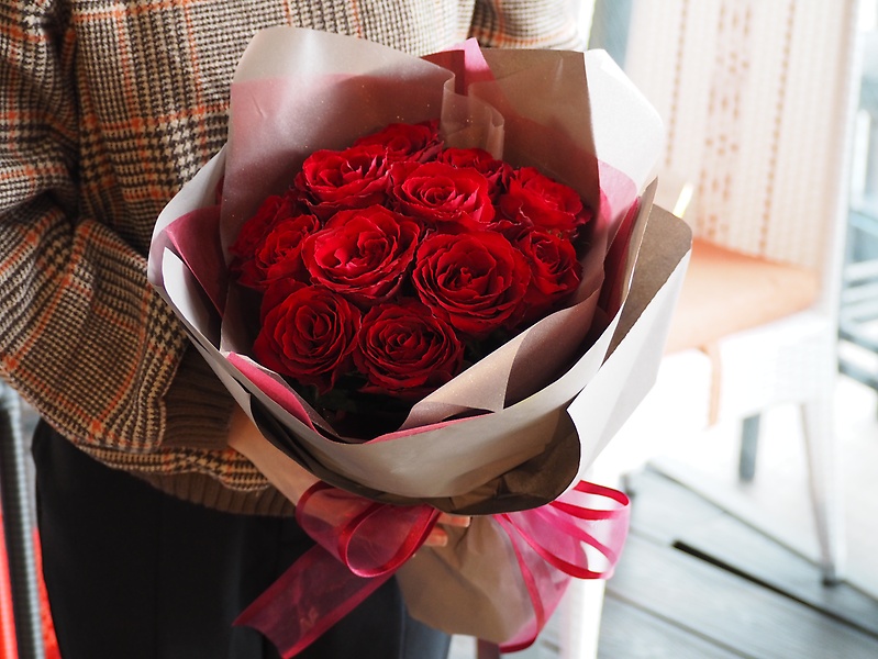 【シックな12本の赤バラの花束】｜お花屋さん「Ｆｌｏｗｅｒ ｓｈｏｐ ラパン」のお花