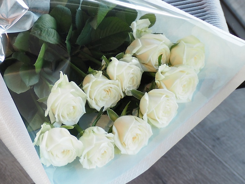 【白バラ10本の花束】｜お花屋さん「Ｆｌｏｗｅｒ ｓｈｏｐ ラパン」のお花