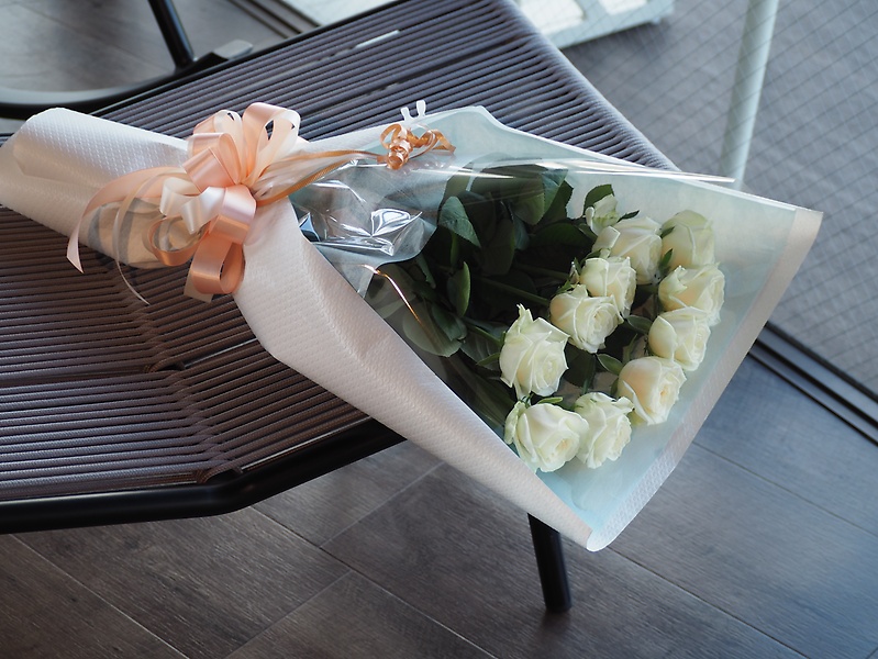 【白バラ10本の花束】｜お花屋さん「Ｆｌｏｗｅｒ ｓｈｏｐ ラパン」のお花